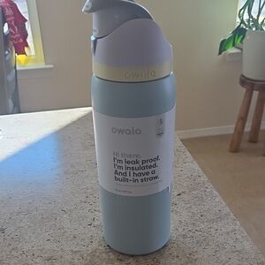 Owala Light Blue Insulated Water Bottle 32oz